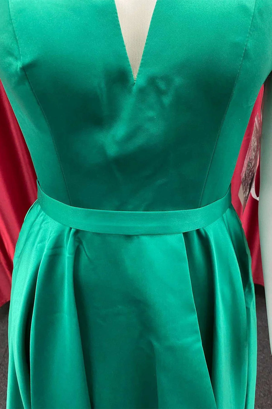 Vestido de fiesta con hombros descubiertos y corte en A